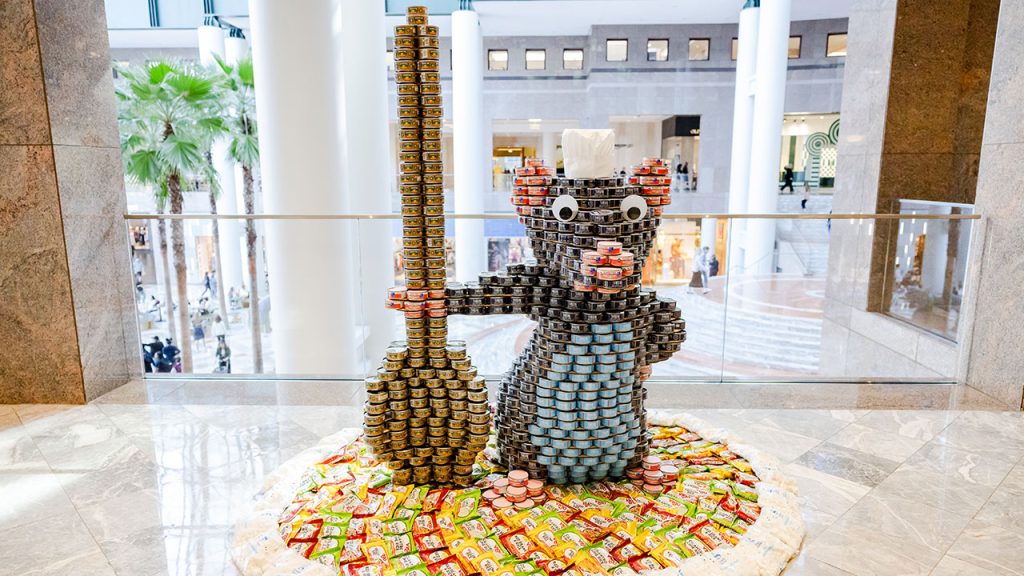 Mouse with spoon, made entirely out of cans. 