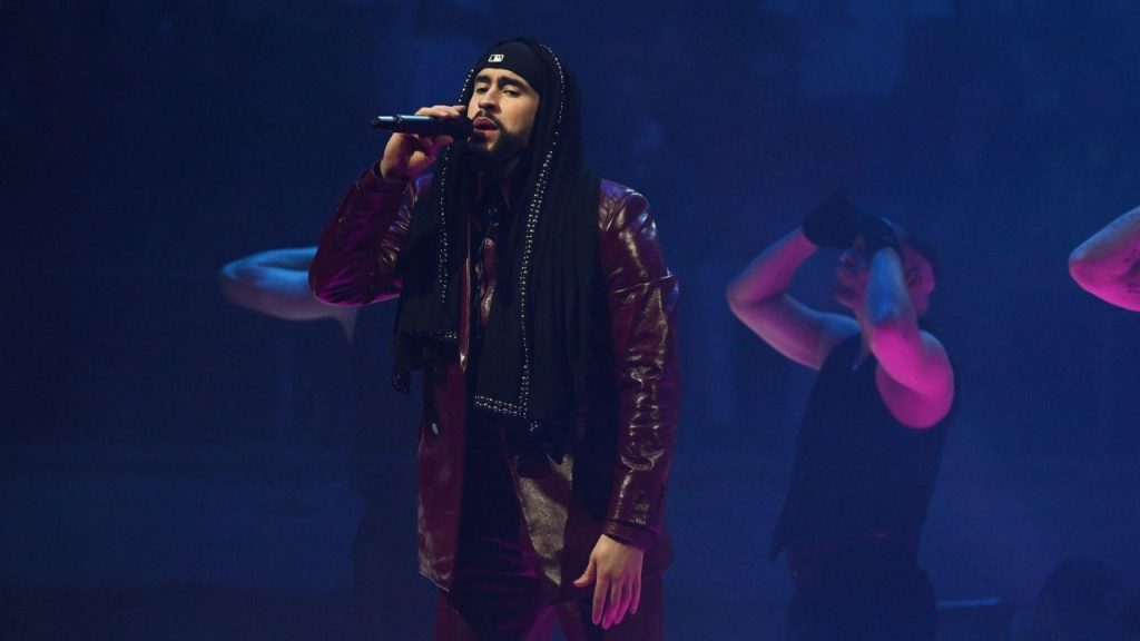 Una foto de Bad Bunny actuando, que representa su próxima presentación en el Super Bowl y lo que significa para la visibilidad latina.