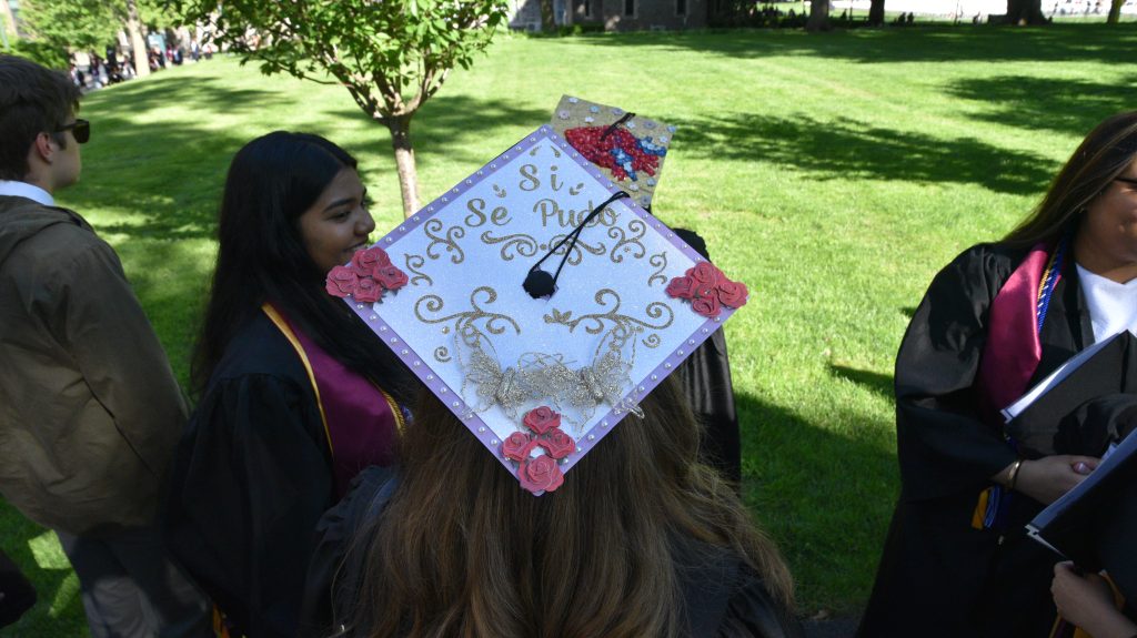 Commencement cap reading "Si se puedo"