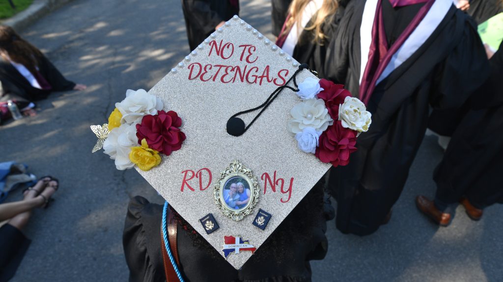 Commencement cap reading "No te detengas"